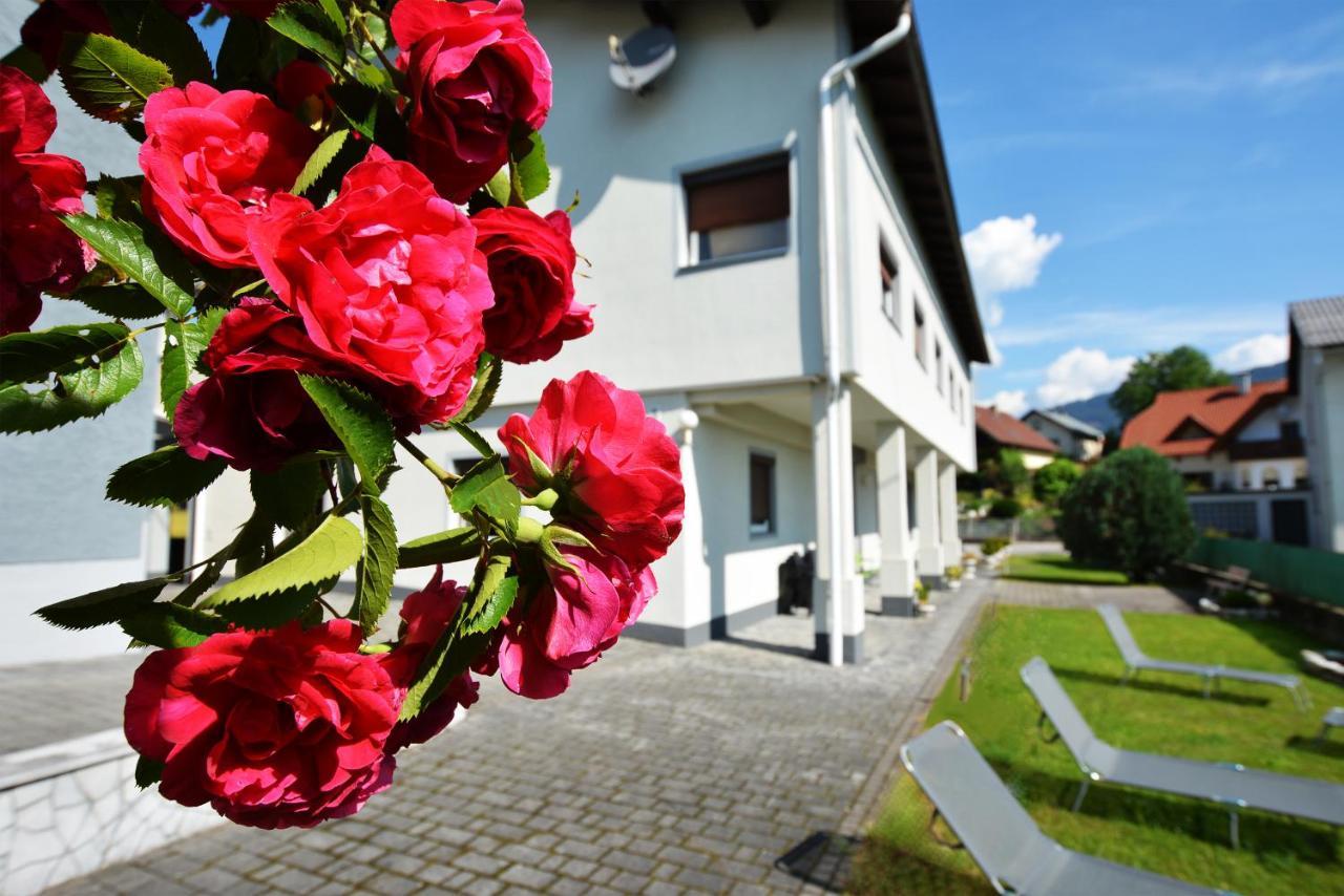 Alpenblick - Modernes Und Grosszuegiges Apartment フィラハ エクステリア 写真