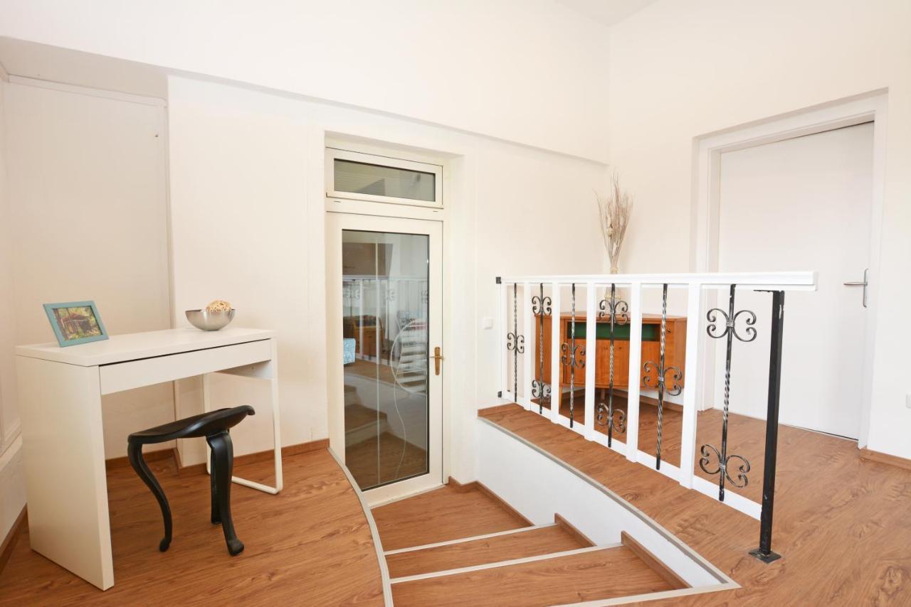 Alpenblick - Modernes Und Grosszuegiges Apartment フィラハ エクステリア 写真